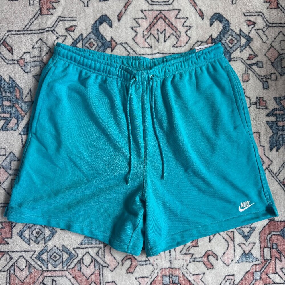 Nike Mens Standard Fit Above Knee Shorts - size Medium NWT